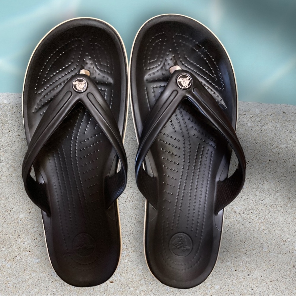 Men’s Crocs 11033 Crocband Flip Flops Black with White Stripe EUC